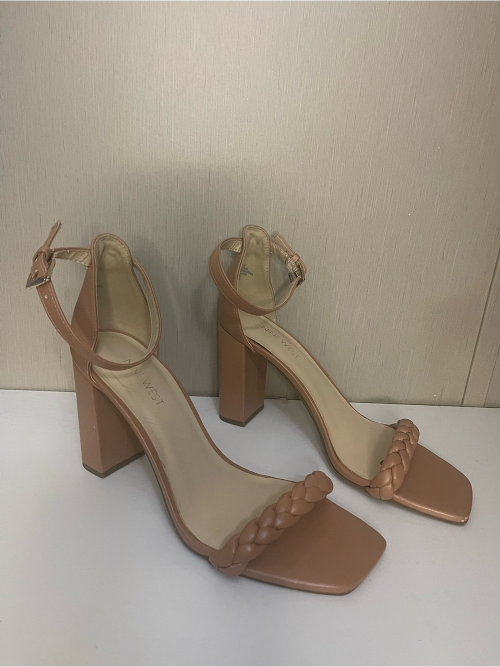 Nine West sz 9 Women’s Braided Strap Block Heel Sandals Tan